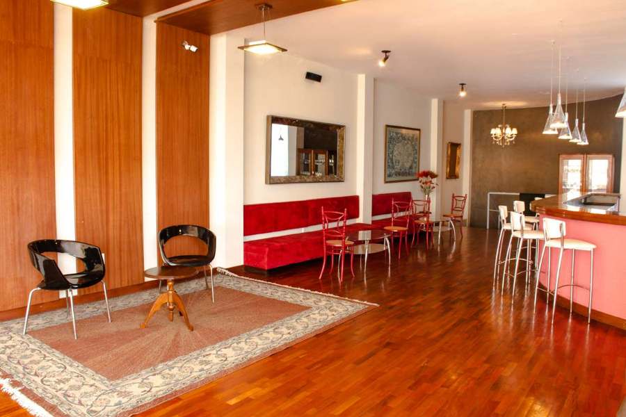 Bar y lounge con sillones rojos
