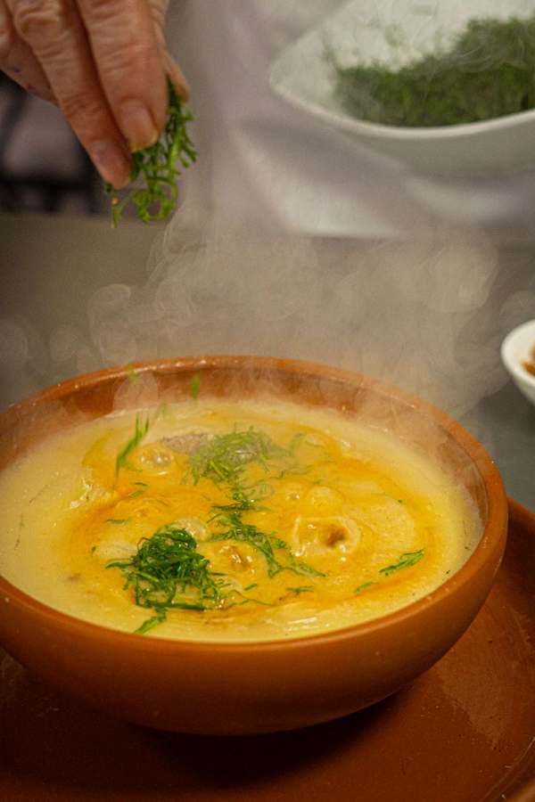 Sopa servida en vasija de barro