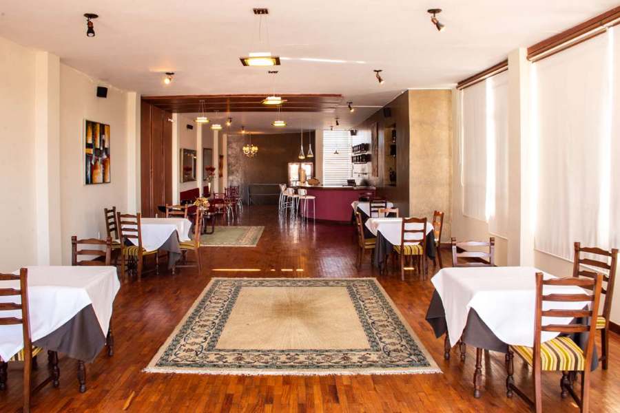 Salón principal con mesas de mantel blanco
